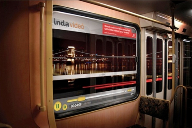 Le sticker Inda Video posé sur une vitre de bus la transforme en écran de visualisation de vidéo.