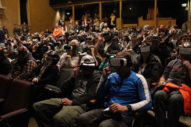 Une séance de film en réalité virtuelle au Festival du film de Sundance 2016 (source).