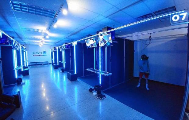 La salle CTRL-V, à Waterloo (Canada), avec ses espaces de jeux individuels (source).
